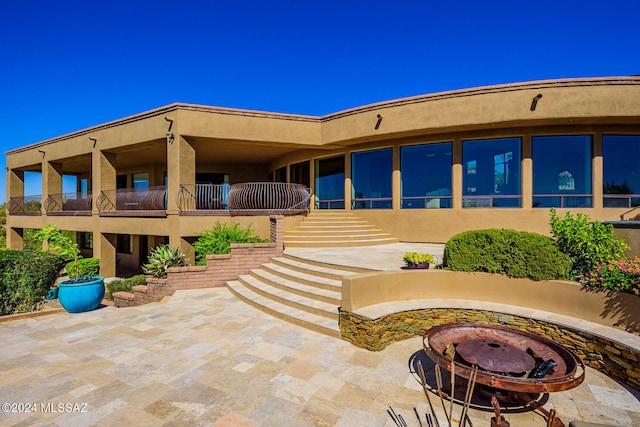 view of patio featuring a fire pit