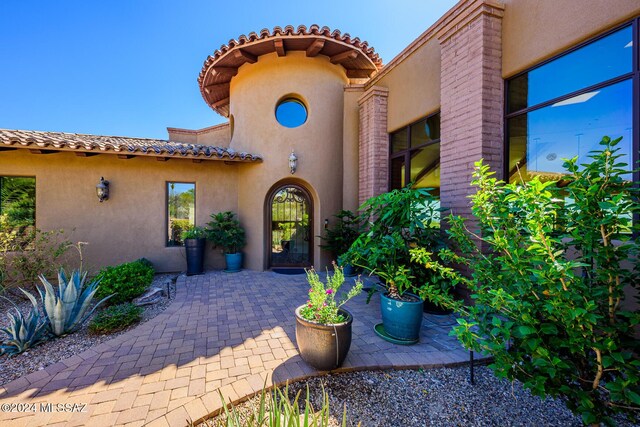 foyer featuring arched walkways, plenty of natural light, and finished concrete flooring