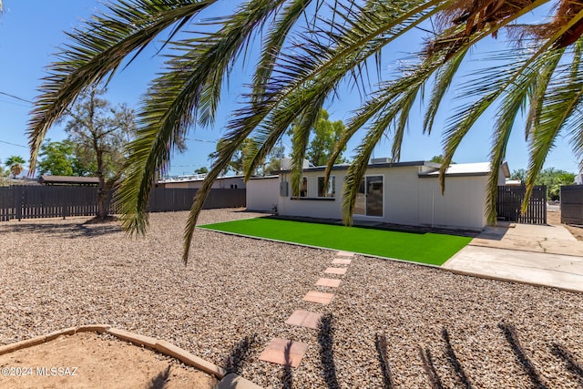 view of yard with a patio area