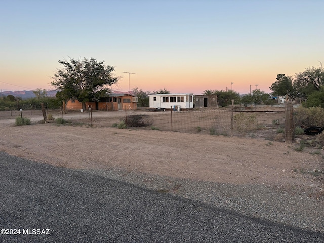 view of yard at dusk