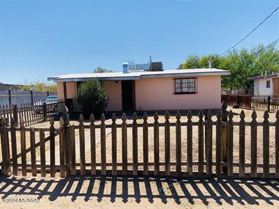 view of front of house with a fenced front yard