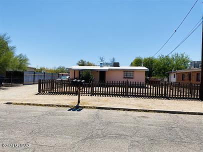 view of front of property with a fenced front yard