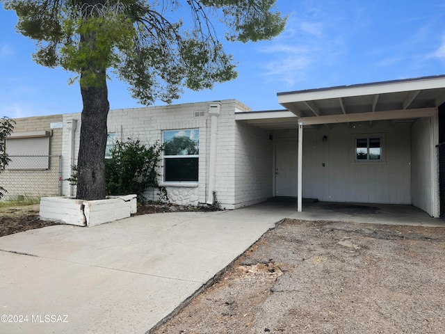 view of front facade featuring a carport