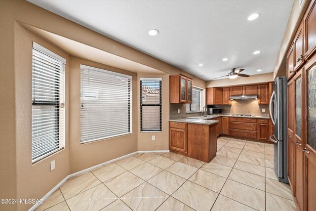 dining space featuring sink and ceiling fan