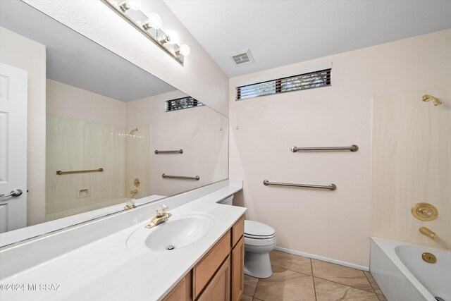 unfurnished bedroom featuring ceiling fan and a closet