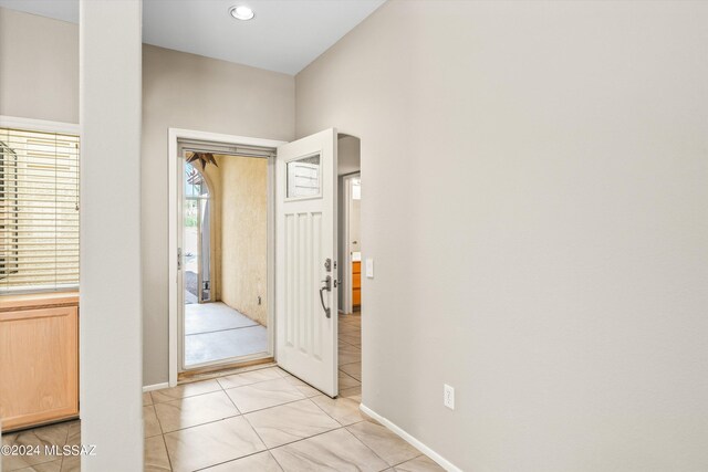 property entrance featuring ceiling fan