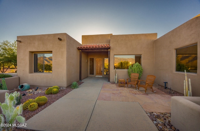 view of front of property featuring a patio area