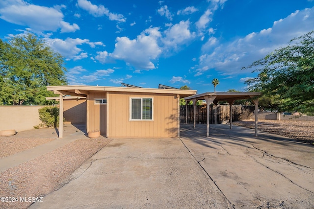 view of front of property featuring fence and concrete driveway