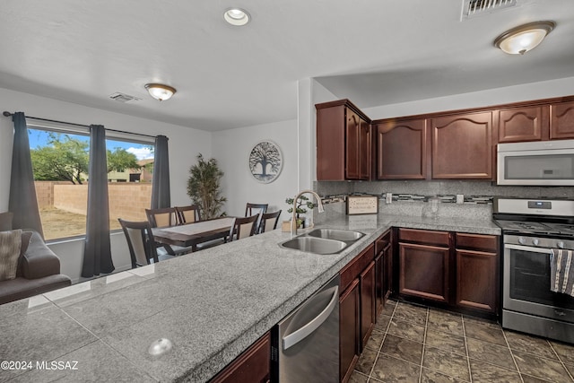 398 W Cedar Chase Dr, Green Valley, AZ 85614 - kitchen with light countertops, a sink, visible vents, and stainless steel appliances