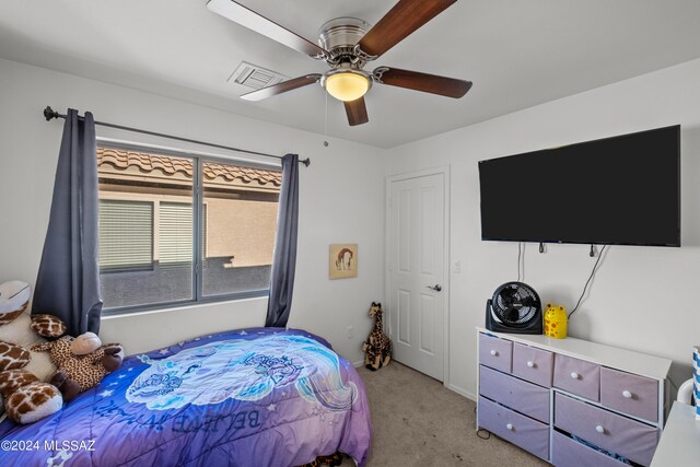 398 W Cedar Chase Dr, Green Valley, AZ 85614 - bedroom featuring visible vents, light colored carpet, and ceiling fan