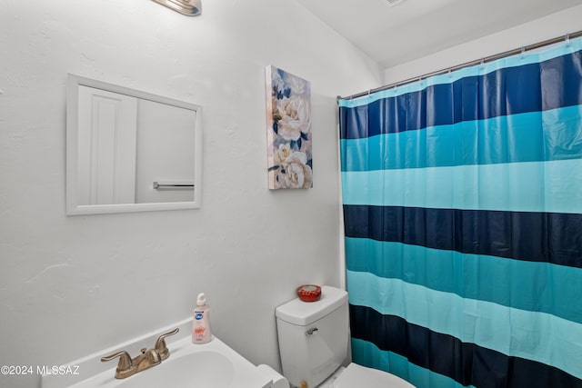 398 W Cedar Chase Dr, Green Valley, AZ 85614 - full bath featuring toilet, curtained shower, and a sink