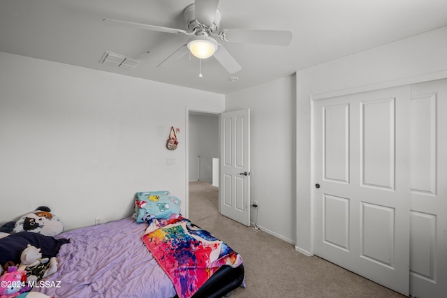 398 W Cedar Chase Dr, Green Valley, AZ 85614 - bedroom with visible vents, light colored carpet, and a ceiling fan