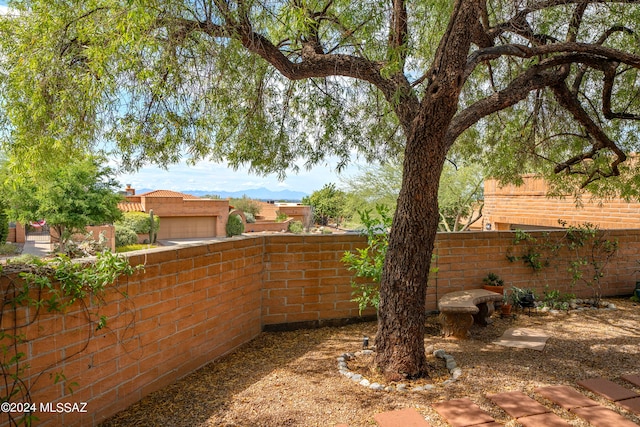 view of yard with a mountain view