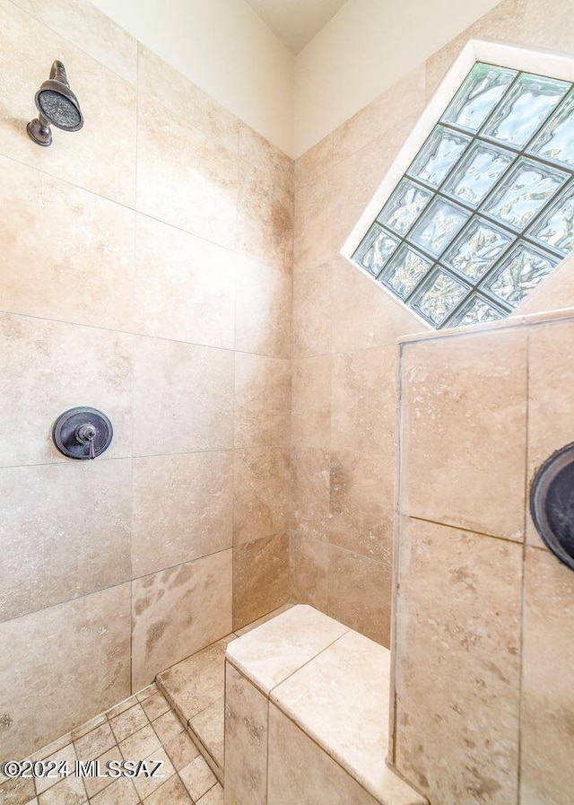 bathroom featuring a tile shower