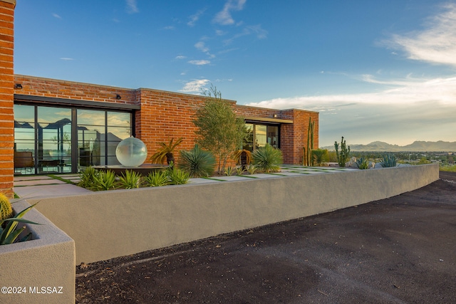 view of front of property featuring a mountain view