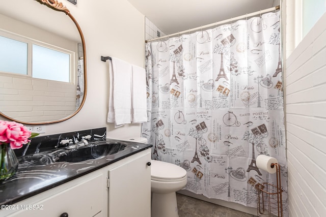 bathroom with a shower with shower curtain, vanity, and toilet