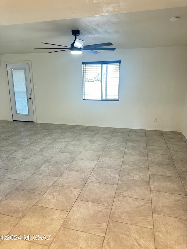 empty room with ceiling fan