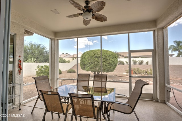 sunroom with ceiling fan