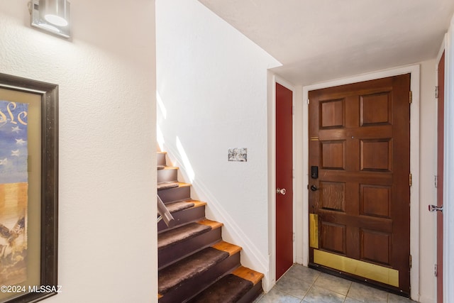 entryway featuring light tile patterned floors