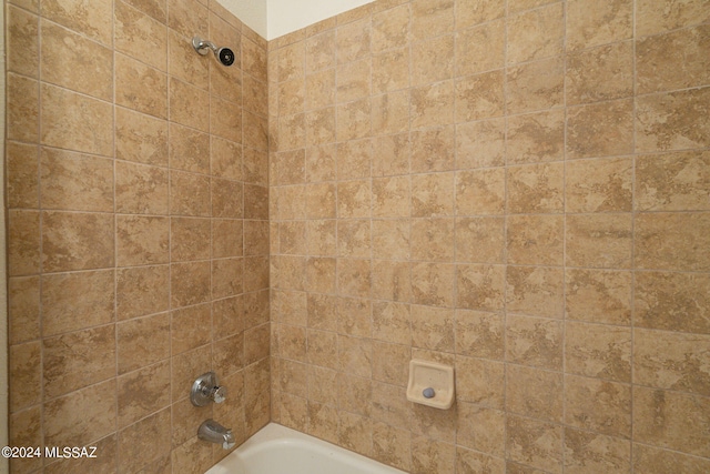 bathroom with tiled shower / bath combo