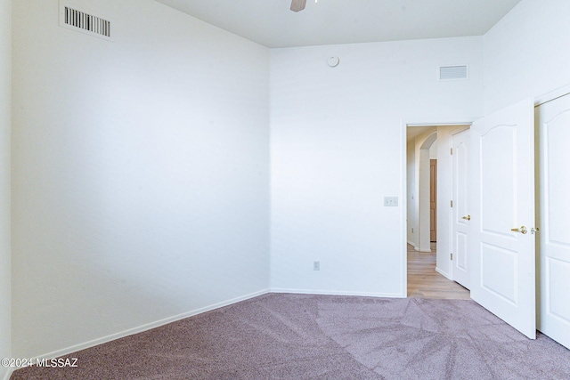 carpeted empty room featuring ceiling fan