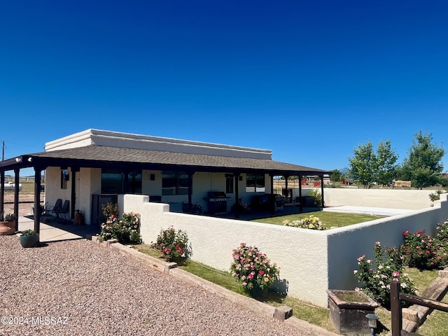 view of front of property