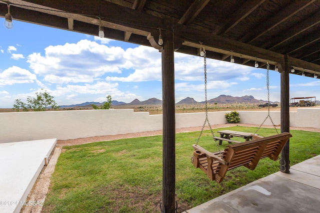 view of yard featuring a mountain view