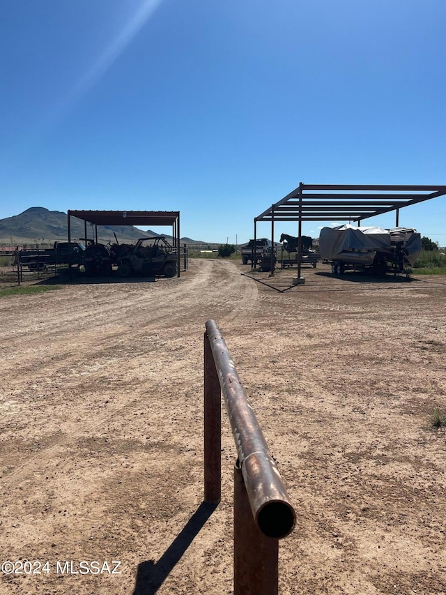 view of yard featuring a mountain view