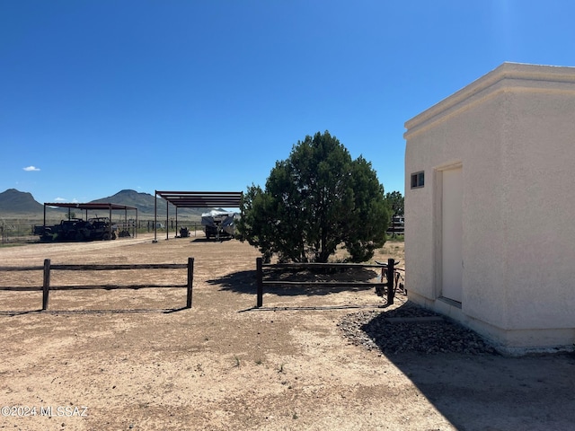 view of yard featuring a mountain view