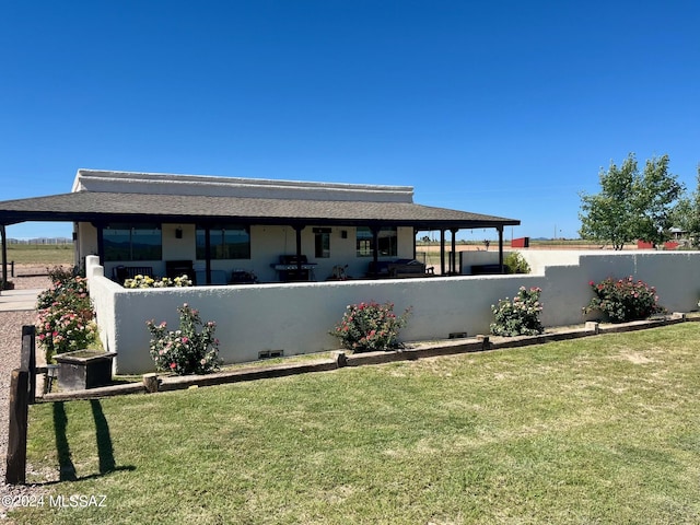 view of front of home with a front lawn