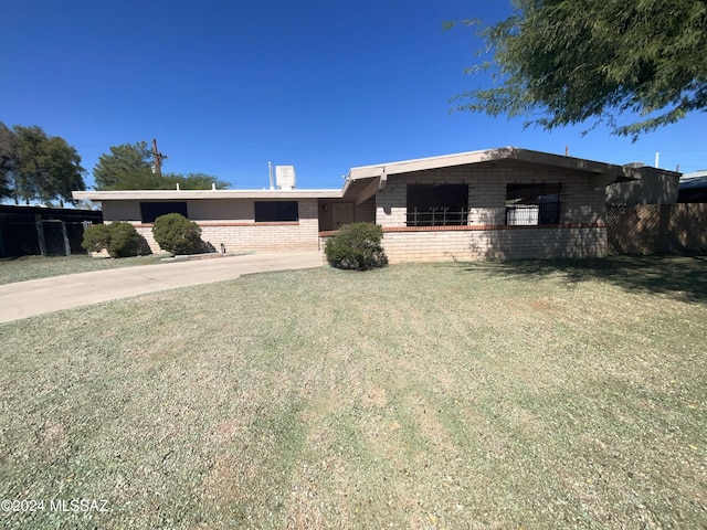 ranch-style house featuring a front yard