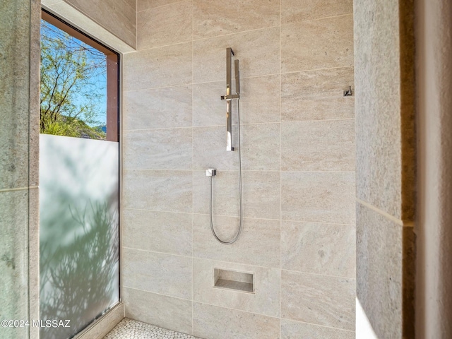 bathroom featuring tiled shower