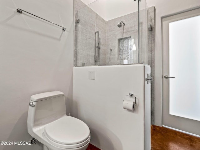 bathroom with toilet and tiled shower