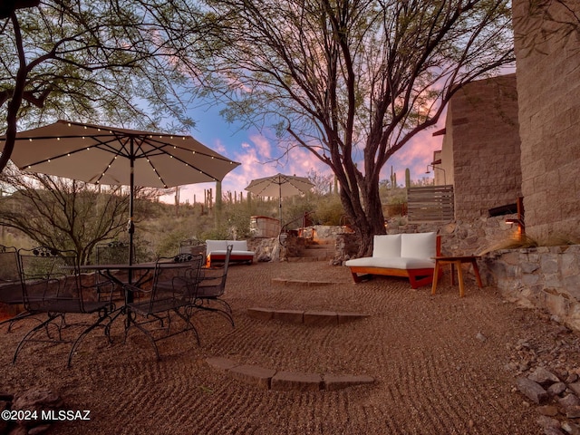 view of yard at dusk