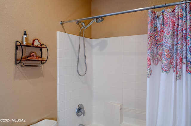 bathroom with shower / tub combo with curtain