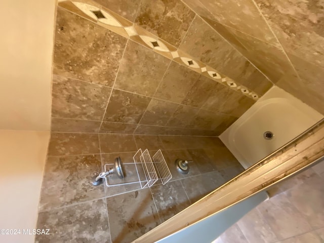 bathroom featuring tiled shower / bath