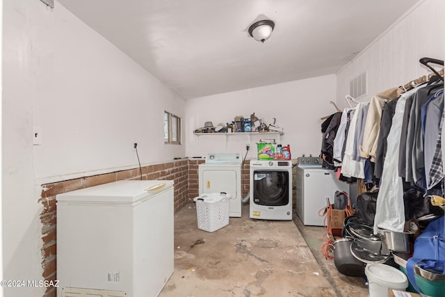 laundry room with washing machine and dryer