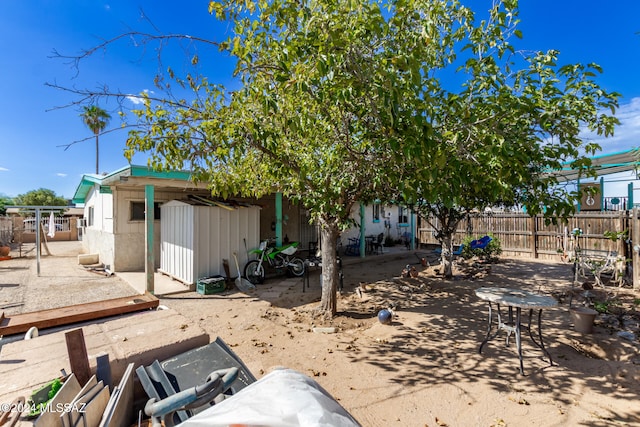 view of yard featuring a shed