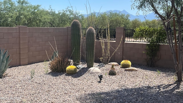 view of yard featuring a mountain view