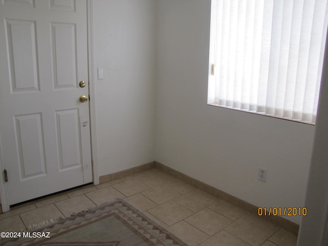 empty room featuring light tile patterned flooring