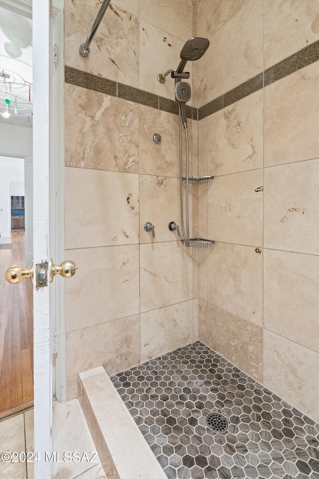 bathroom featuring a tile shower