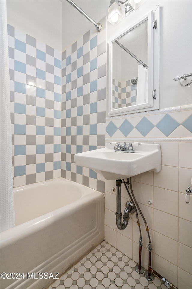 bathroom with shower / bath combo with shower curtain