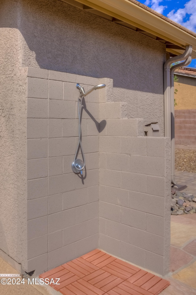 bathroom featuring tiled shower