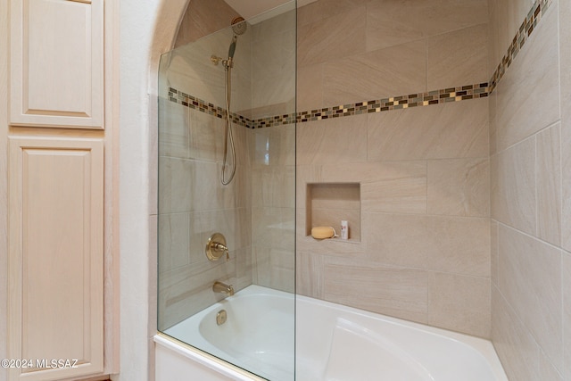 bathroom with tiled shower / bath combo