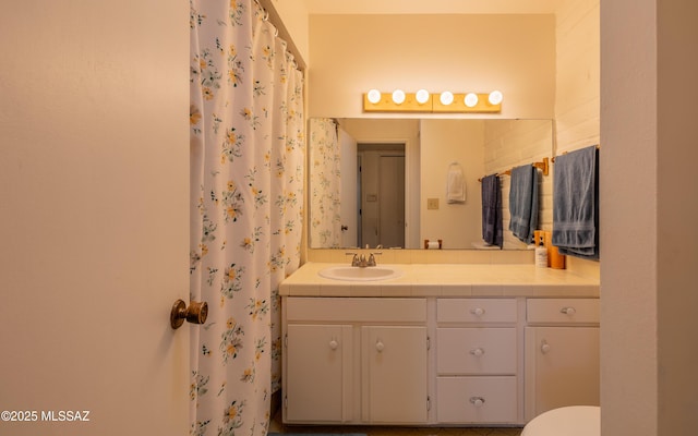 bathroom with a shower with curtain, vanity, and toilet