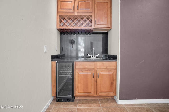 542 W Shadow Wood St, Green Valley, AZ 85614 - indoor wet bar featuring wine cooler, baseboards, and light tile patterned flooring