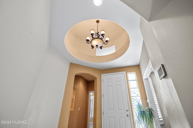 542 W Shadow Wood St, Green Valley, AZ 85614 - foyer featuring arched walkways, a chandelier, and a tray ceiling