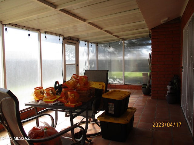 sunroom / solarium featuring vaulted ceiling