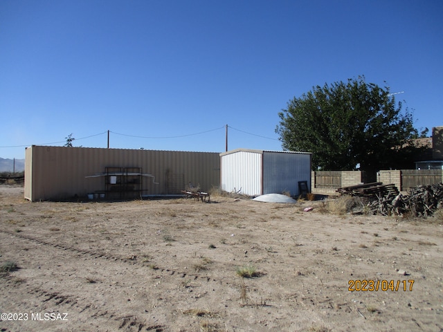 view of yard with a shed