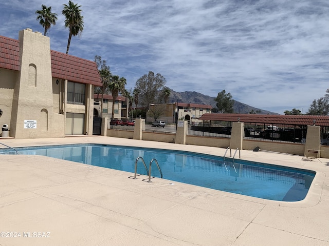 6352 N Barcelona Ln Unit 106, Tucson, AZ 85704 - community pool with a mountain view, fence, and a patio area